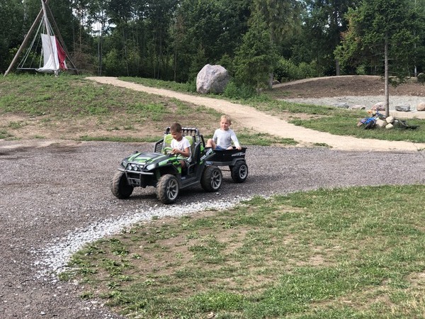 Looduslaagris ATVga sõitmine